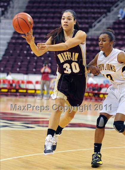 Thumbnail 2 in Governor Mifflin vs. Red Lion (D3 Semifinals) photogallery.