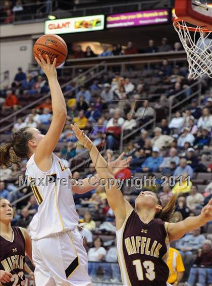 Thumbnail 2 in Governor Mifflin vs. Red Lion (D3 Semifinals) photogallery.