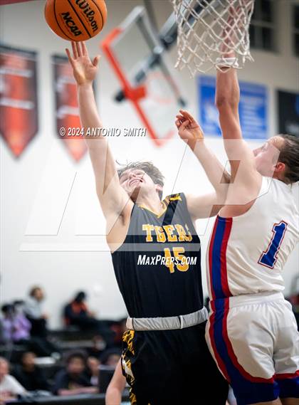 Thumbnail 2 in Chapel Hill vs. Sanderson (Battle in the Bull Invitational) photogallery.