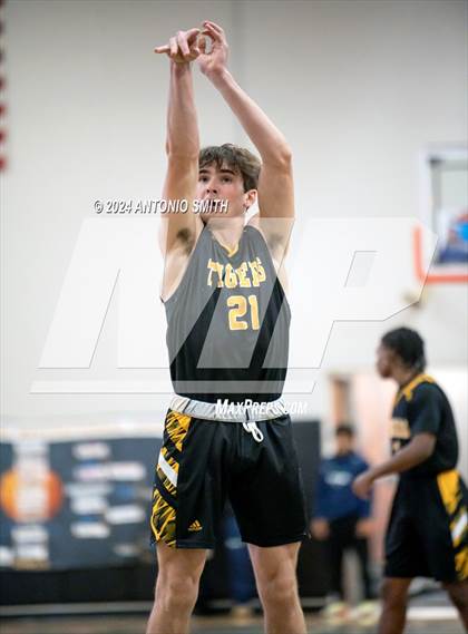 Thumbnail 2 in Chapel Hill vs. Sanderson (Battle in the Bull Invitational) photogallery.