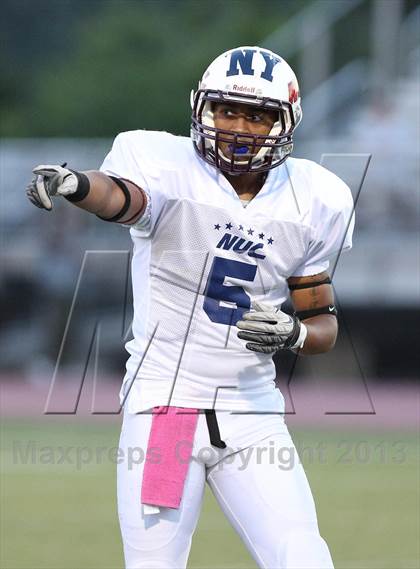 Thumbnail 2 in New Jersey vs. New York (All-Star Football Classic) photogallery.
