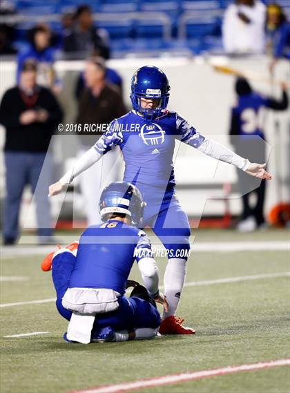 Thumbnail 1 in North Little Rock vs. Fayetteville (AAA 7A Final) photogallery.