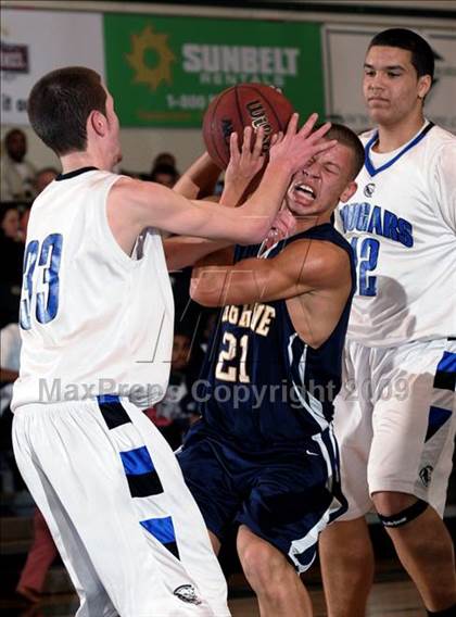 Thumbnail 1 in Capital Christian vs. Elk Grove (Hoops Classic 2009) photogallery.