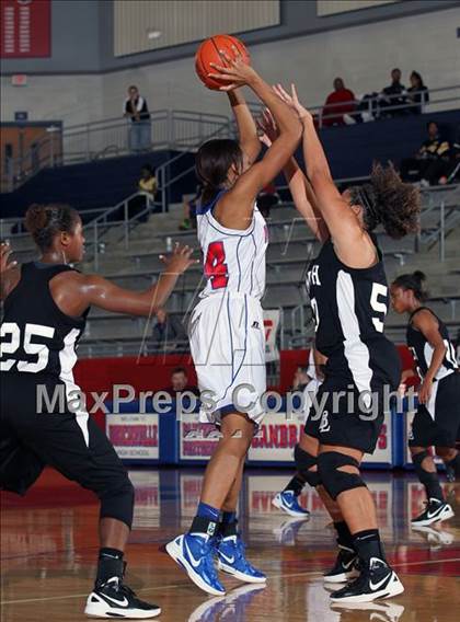 Thumbnail 2 in Bishop Lynch vs. Duncanville (Thanksgiving Hoopfest) photogallery.