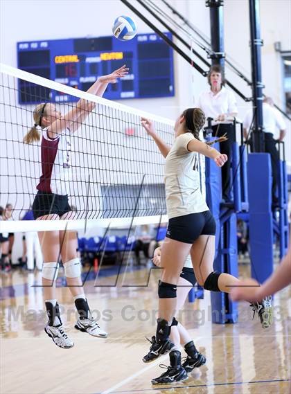 Thumbnail 2 in Central vs. Newton (KSHSAA 5A Sub-State Tournament) photogallery.