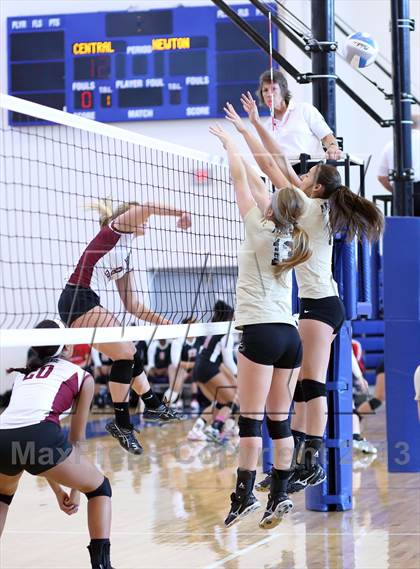 Thumbnail 2 in Central vs. Newton (KSHSAA 5A Sub-State Tournament) photogallery.