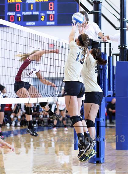 Thumbnail 3 in Central vs. Newton (KSHSAA 5A Sub-State Tournament) photogallery.