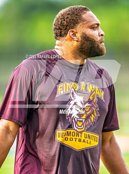 Thumbnail 2 in Beaumont United vs. Channelview (Scrimmage) photogallery.
