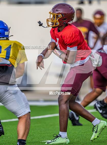 Thumbnail 2 in Beaumont United vs. Channelview (Scrimmage) photogallery.