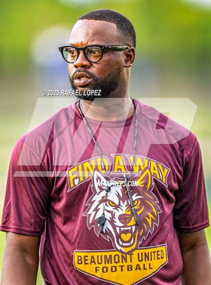 Thumbnail 2 in Beaumont United vs. Channelview (Scrimmage) photogallery.