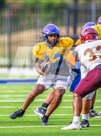 Thumbnail 2 in Beaumont United vs. Channelview (Scrimmage) photogallery.