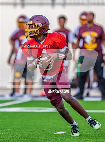 Thumbnail 2 in Beaumont United vs. Channelview (Scrimmage) photogallery.