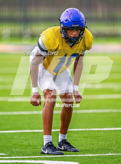 Thumbnail 2 in Beaumont United vs. Channelview (Scrimmage) photogallery.
