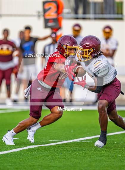 Thumbnail 3 in Beaumont United vs. Channelview (Scrimmage) photogallery.
