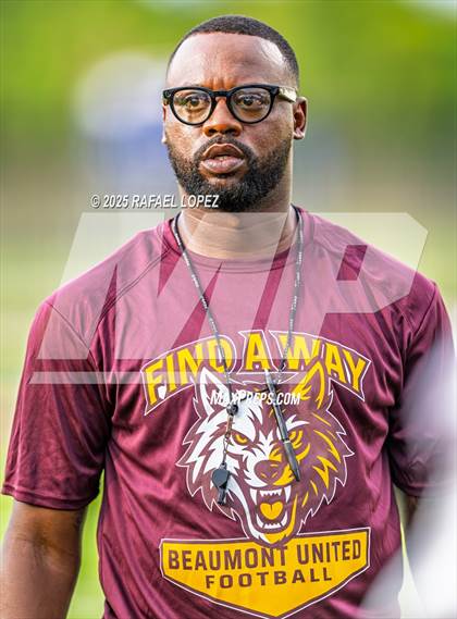 Thumbnail 3 in Beaumont United vs. Channelview (Scrimmage) photogallery.