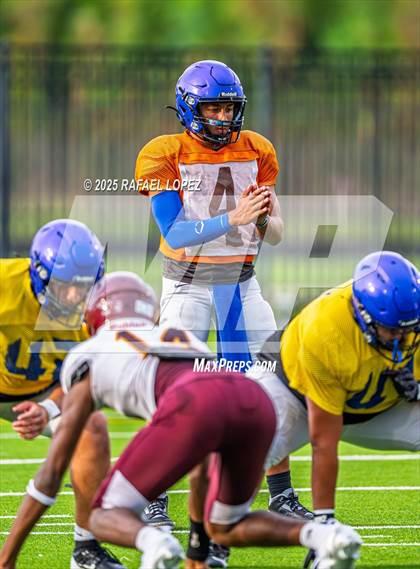 Thumbnail 2 in Beaumont United vs. Channelview (Scrimmage) photogallery.