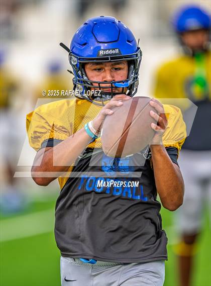 Thumbnail 2 in Beaumont United vs. Channelview (Scrimmage) photogallery.