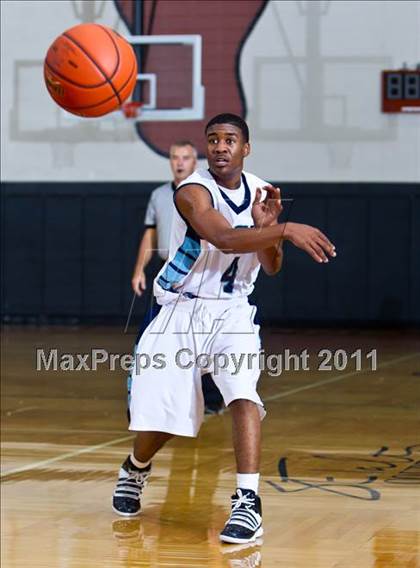 Thumbnail 2 in Alief Elsik vs San Antonio Madison (McDonald's Texas Invitational) photogallery.