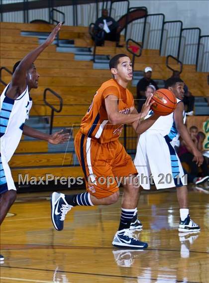 Thumbnail 1 in Alief Elsik vs San Antonio Madison (McDonald's Texas Invitational) photogallery.