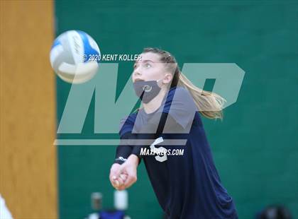 Thumbnail 2 in Clarkston vs. Mercy photogallery.