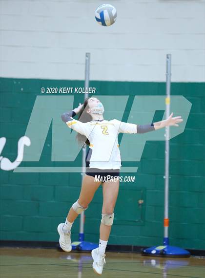 Thumbnail 3 in Clarkston vs. Mercy photogallery.