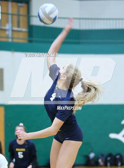 Thumbnail 2 in Clarkston vs. Mercy photogallery.
