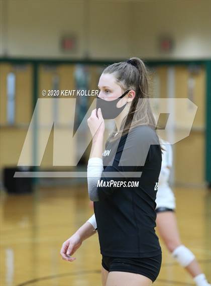 Thumbnail 2 in Clarkston vs. Mercy photogallery.