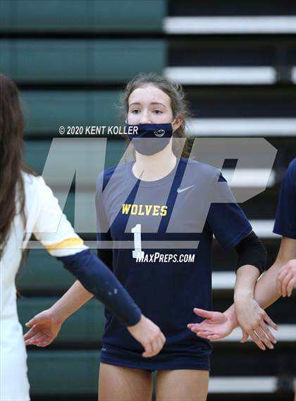 Thumbnail 3 in Clarkston vs. Mercy photogallery.