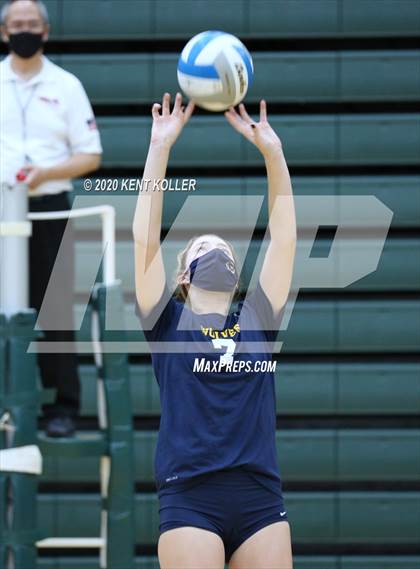 Thumbnail 3 in Clarkston vs. Mercy photogallery.