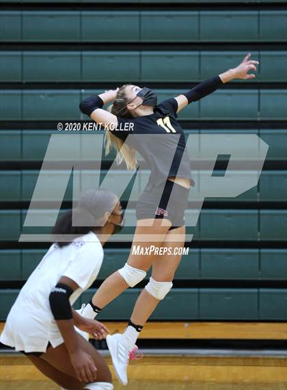 Thumbnail 3 in Clarkston vs. Mercy photogallery.