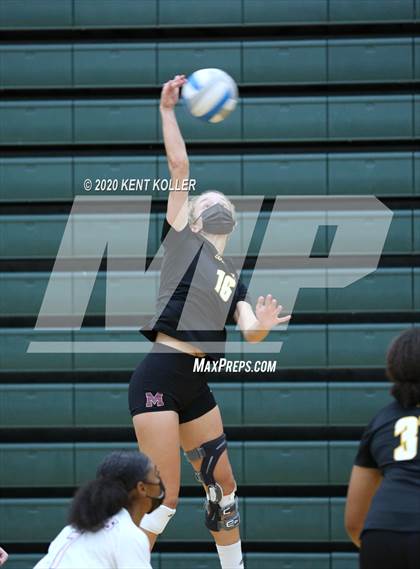 Thumbnail 3 in Clarkston vs. Mercy photogallery.