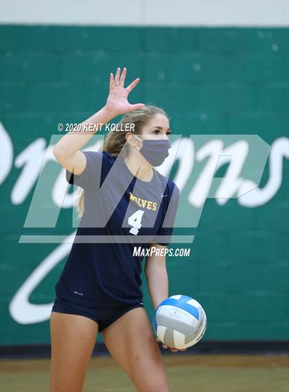 Thumbnail 2 in Clarkston vs. Mercy photogallery.