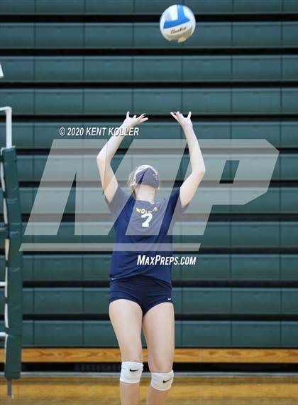 Thumbnail 1 in Clarkston vs. Mercy photogallery.