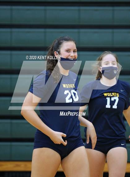 Thumbnail 3 in Clarkston vs. Mercy photogallery.
