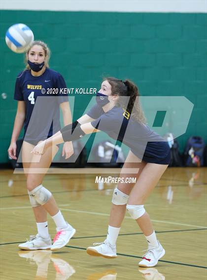 Thumbnail 2 in Clarkston vs. Mercy photogallery.