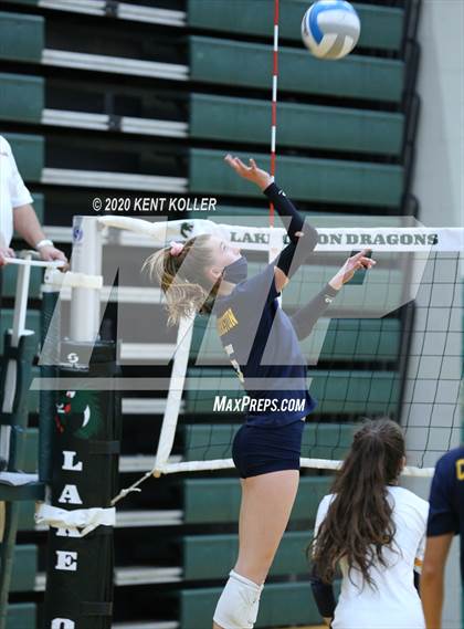 Thumbnail 3 in Clarkston vs. Mercy photogallery.