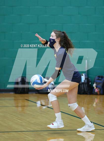 Thumbnail 3 in Clarkston vs. Mercy photogallery.