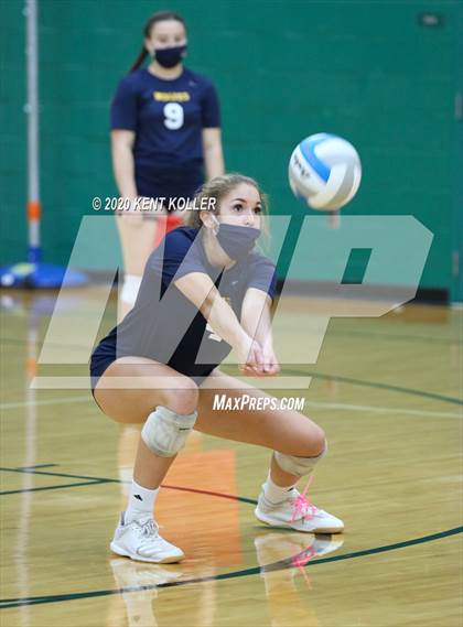 Thumbnail 2 in Clarkston vs. Mercy photogallery.