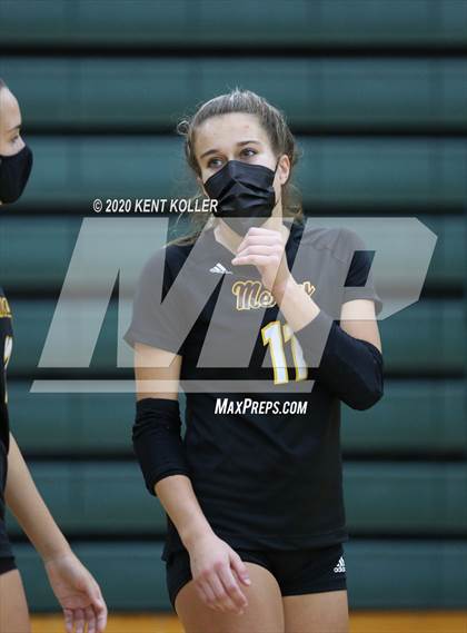 Thumbnail 3 in Clarkston vs. Mercy photogallery.