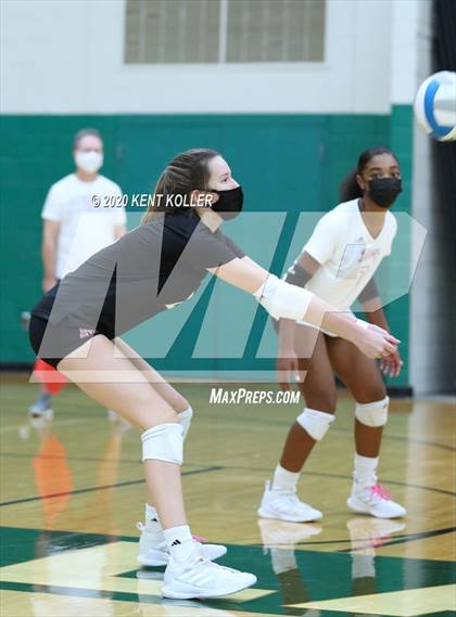 Thumbnail 3 in Clarkston vs. Mercy photogallery.