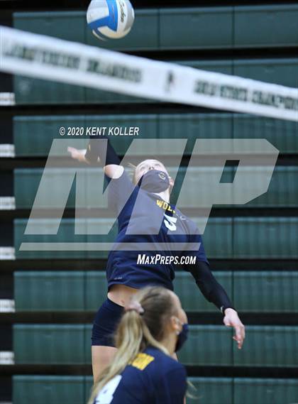 Thumbnail 2 in Clarkston vs. Mercy photogallery.