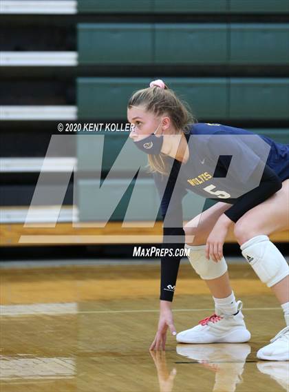 Thumbnail 2 in Clarkston vs. Mercy photogallery.