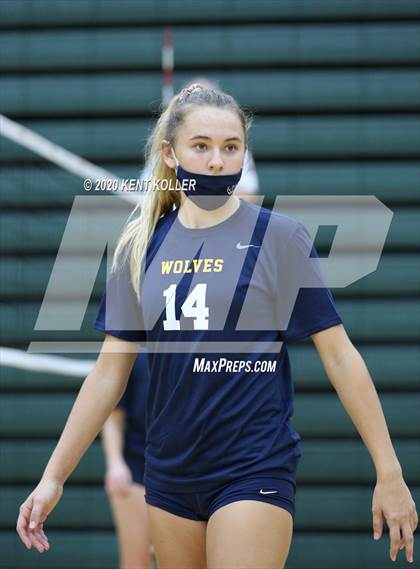 Thumbnail 2 in Clarkston vs. Mercy photogallery.