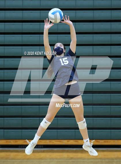 Thumbnail 3 in Clarkston vs. Mercy photogallery.