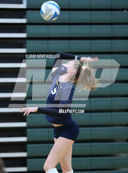 Thumbnail 3 in Clarkston vs. Mercy photogallery.