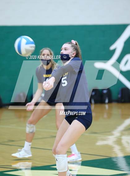 Thumbnail 1 in Clarkston vs. Mercy photogallery.