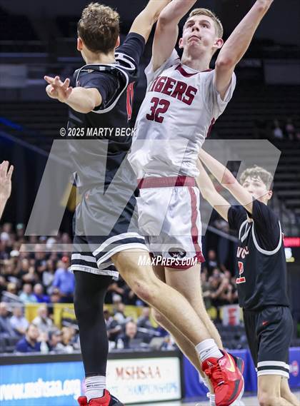 Thumbnail 1 in Canton vs Eugene (MSHSAA Class 2 Championship) photogallery.