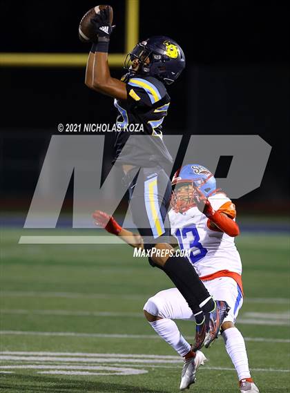 Thumbnail 1 in Serra vs. Warren photogallery.