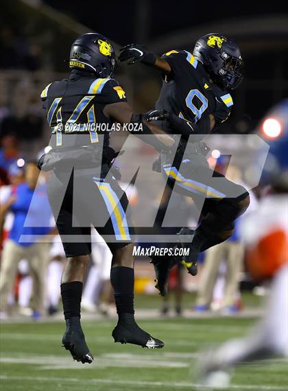 Thumbnail 2 in Serra vs. Warren photogallery.