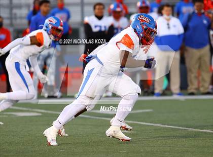 Thumbnail 2 in Serra vs. Warren photogallery.